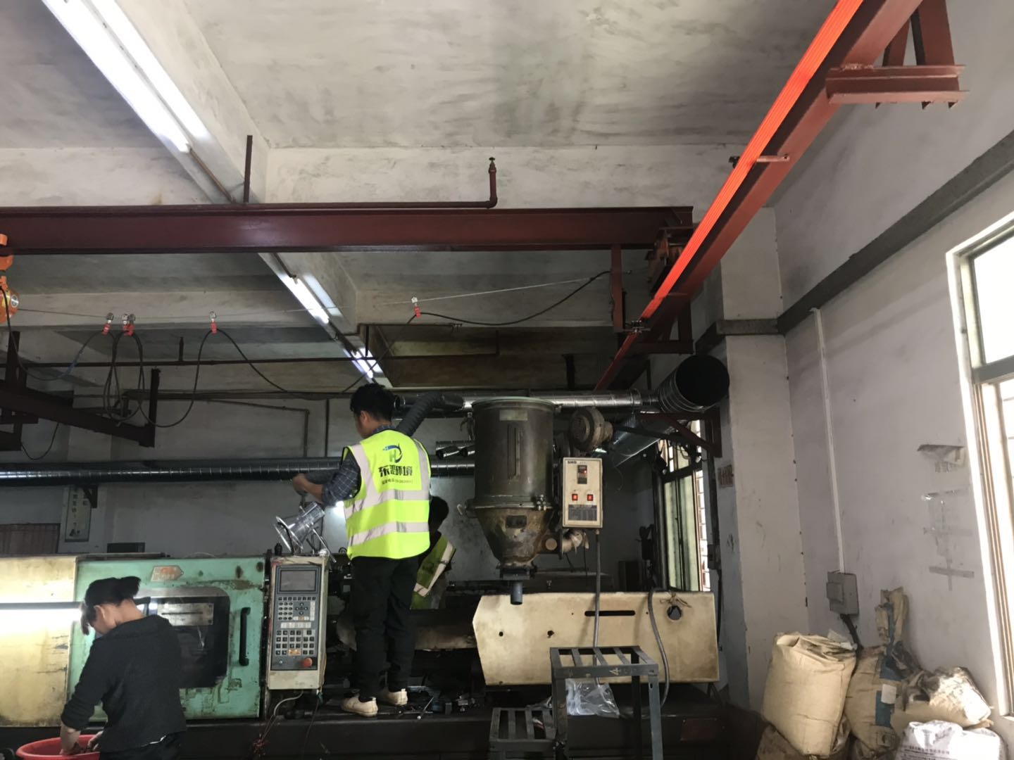 廢氣處理系統(tǒng)安裝現(xiàn)場(chǎng) 廢氣處理系統(tǒng)安裝現(xiàn)場(chǎng)