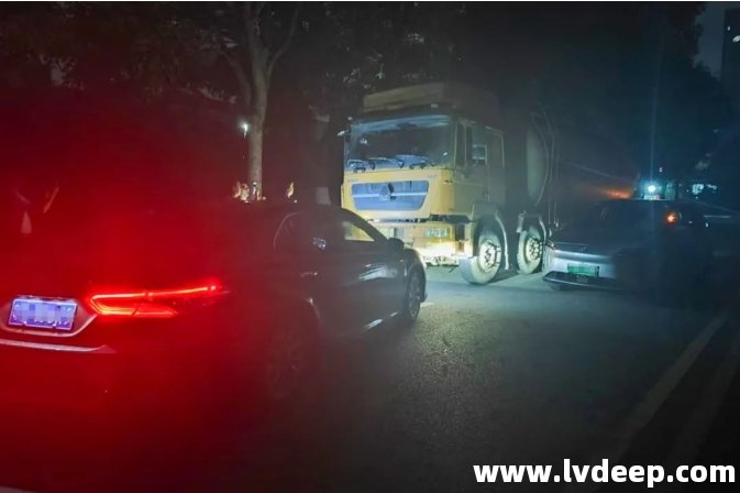 松山湖分局聯合城管分局連續蹲點，截停偷排槽罐車